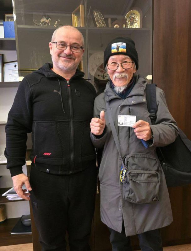 Японский волонтер Фуминори Цучико получил украинский паспорт