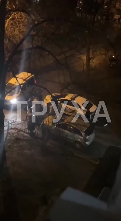 МКиев: полиция жестко толкает пожилую женщину, которая пыталась спасти добычу от тцкшников. Та упала и ударилась головой