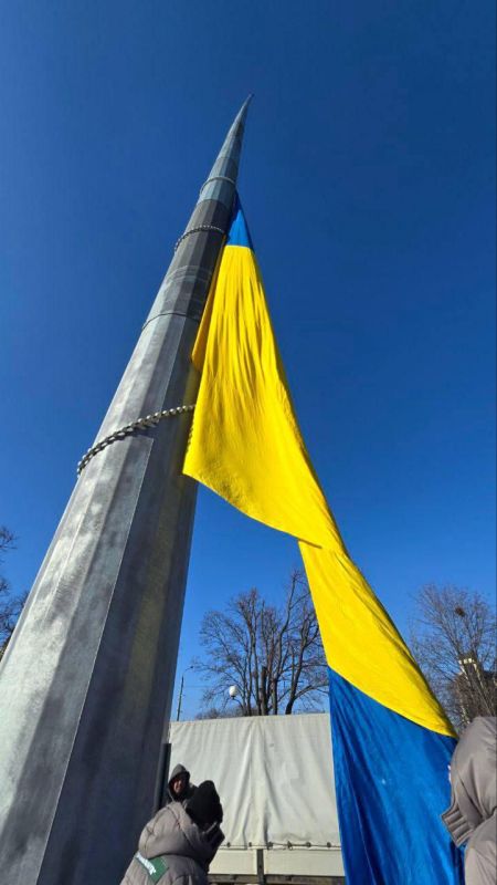 В Харькове опять порвало "самый потужный прапор Украины"