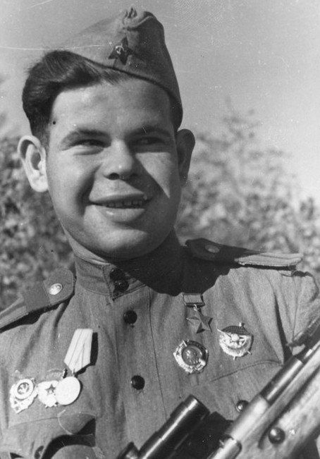 Николай Яковлевич Ильин (25.06.1922 — 4.08.1943) — советский снайпер, Герой Советского Союза, гвардии старшина