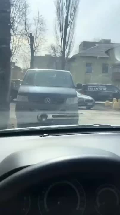 За 3000-4000 долл. в Харькове теперь приезжают спасать от мобилизации накаченные мужики в специальных бусиках с надписью «Военные адвокаты»