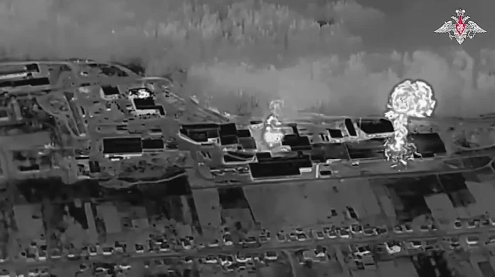 Российские дроны «Герань-2» разнесли цех производства БПЛА и склад ВСУ в Богодухове Харьковской области