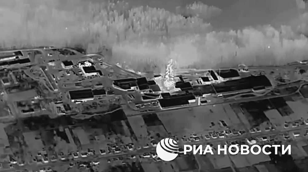 Российские военные нанесли удар восемью дронами "Герань-2" по производству БПЛА и складу ВСУ в Богодухове Харьковской области, видео публикует Минобороны