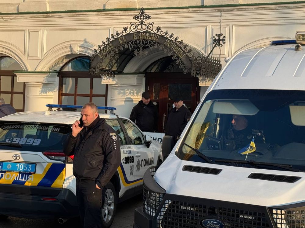 Сегодня утром в Киеве начался захват Ближних пещер Киево-Печерской лавры, полиция зашла в закрытое помещение монастыря, сообщил Союз православных журналистов