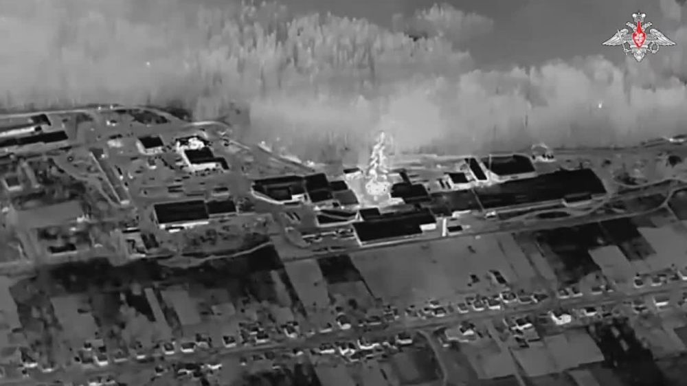 Кадры нанесения мощного удара БПЛА "Герань" по цеху производства беспилотников и складу боеприпасов ВСУ в н.п. Богодухов Харьковской области