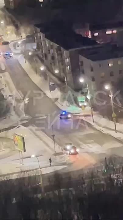 Сотрудники мурманского СОБР «Росомаха» и ОМОН «Медведь» Росгвардии в ходе штурма крыши 14-этажного здания нейтрализовали мужчину, который ранее открыл беспорядочную стрельбу