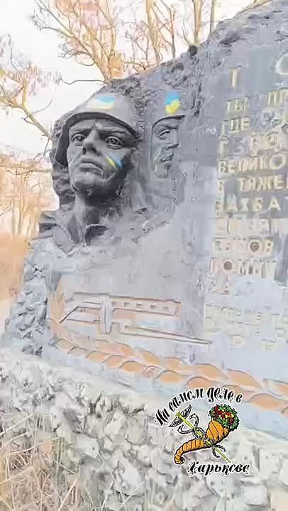 Тем временем в Изюмский горсовет обратились местные свидомиты с предложением зашлифовать памятник советским солдатам в Изюме Харьковской области