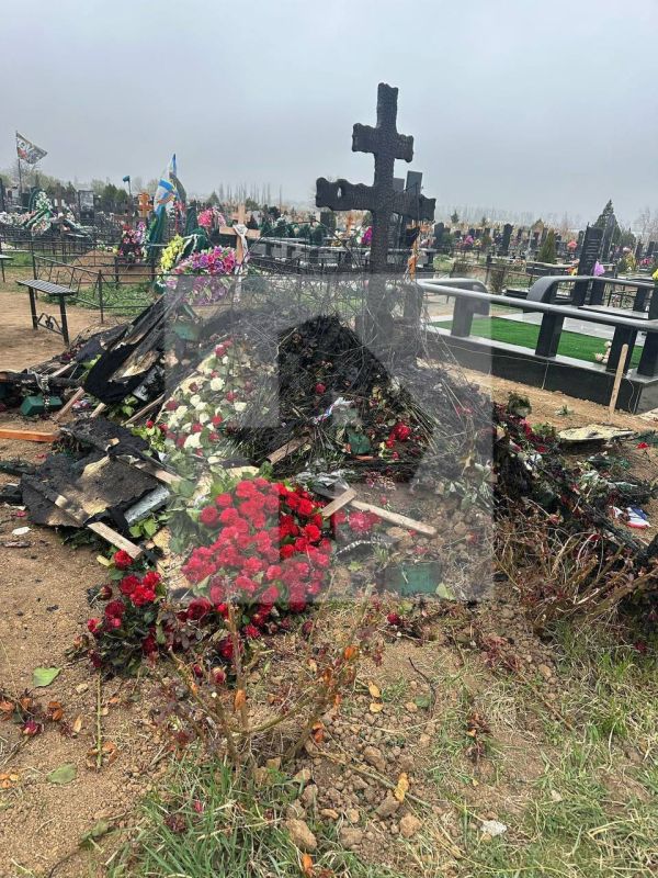 Вандалы разгромили и сожгли могилу погибшего военкора и еще трех участников СВО