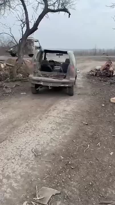 FPV-дрон противника влетел в автомобиль нашего бойца и не сдетонировал