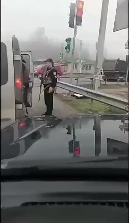 Ни дня без скандала.... Харьков. Неравнодушный местный житель смог отбить от "добровольной" мобилизации потенциальных солдат ВСУ, вытащив их прямо из бусика ТЦК