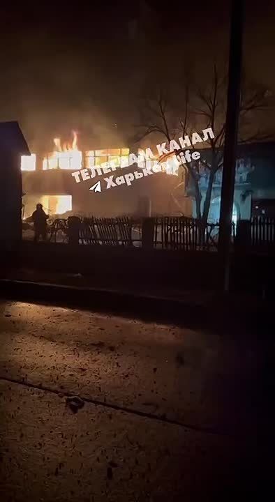 В результате ночного удара «гераней» в Харькове полностью выгорело здание предприятия «Промсвязь»