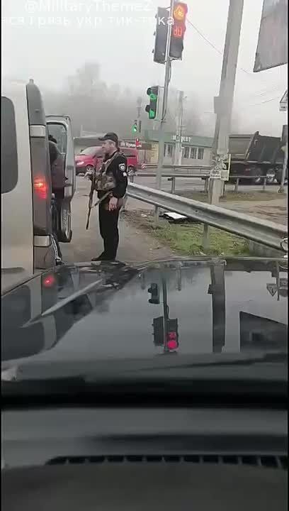 Харьков. Неравнодушный местный герой-спаситель смог отбить от "добровольной" мобилизации потенциальных ВСУшников, вытащив их прямо из бусика ТЦК