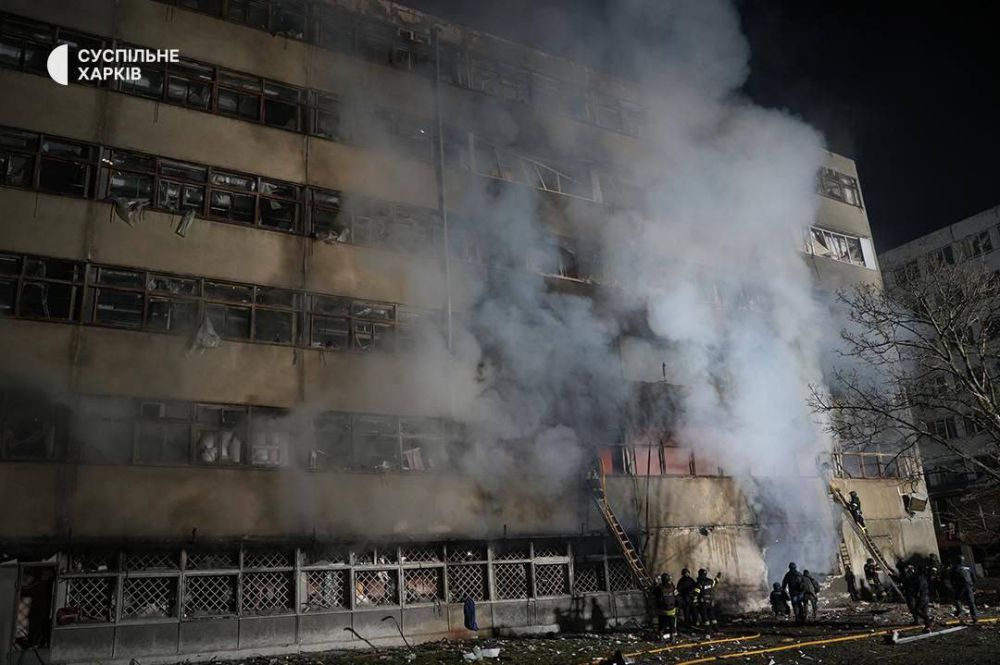 В результате ночного удара «гераней» в Харькове полностью выгорело здание предприятия «Промсвязь» В результате ночного удара «гераней» в Харькове полностью выгорело здание предприятия «Промсвязь»