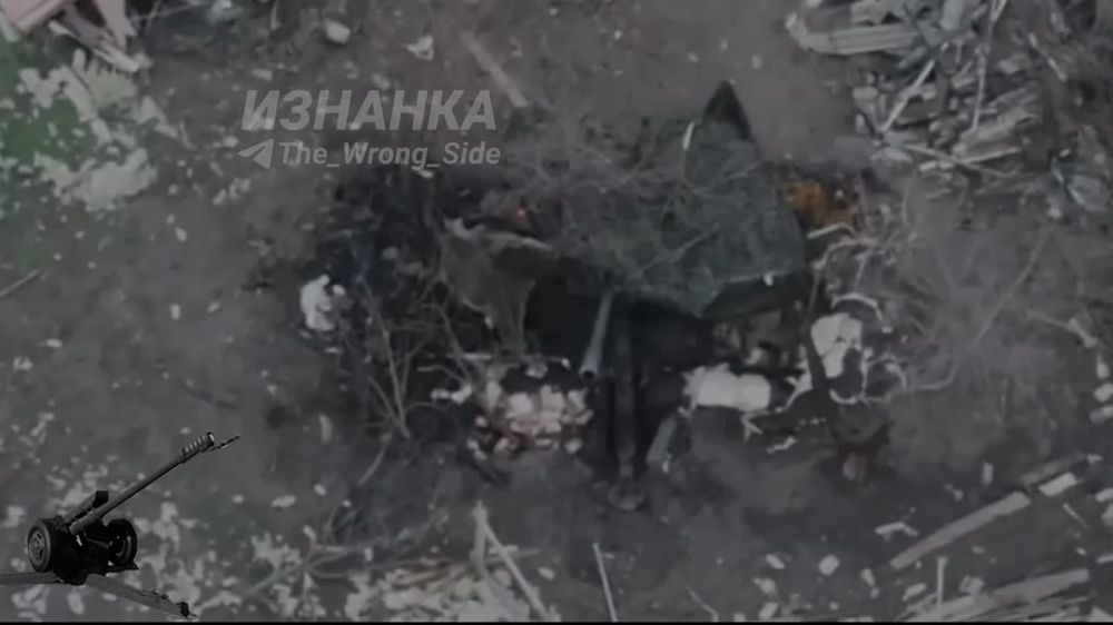 Уничтожение 122-мм гаубицы Д-30 "Молот" ВСУ барражирующим боеприпасом "Ланцет" ВС РФ в районе н.п. Сеньково на Купянском направлении