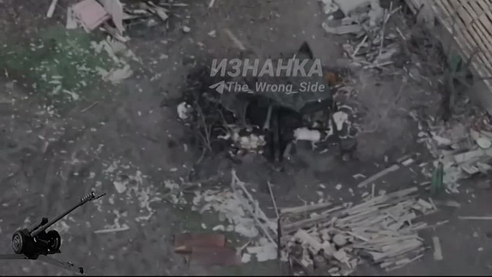 Российские военные уничтожили дроном-камикадзе "Ланцет" 122-мм гаубицу Д-30 ВСУ в районе Купянска в Харьковской области, сообщает Telegram-канал "Изнанка"