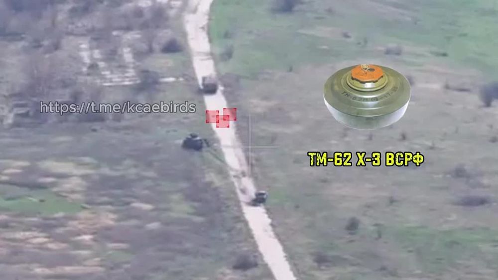 Украинский БТР М113 по пути на передовую самоуничтожается о три противотанковые мины ТМ-62 которые даже не были замаскированы