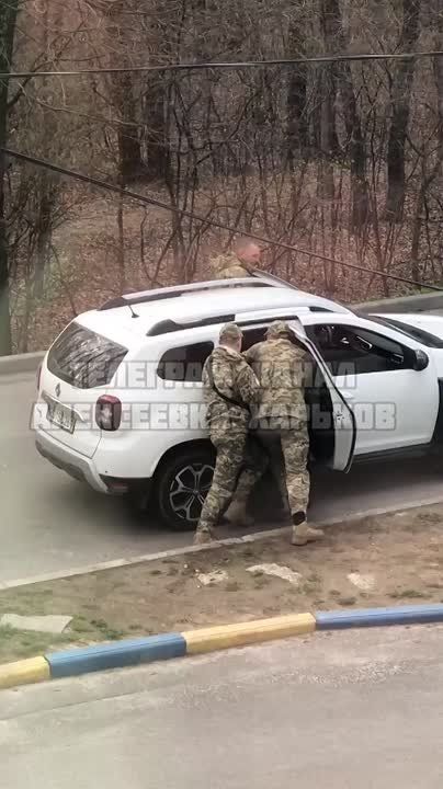 В Харькове гестаповцы избивают лежащего на земле "добровольца" и пытаются его бусифицировать