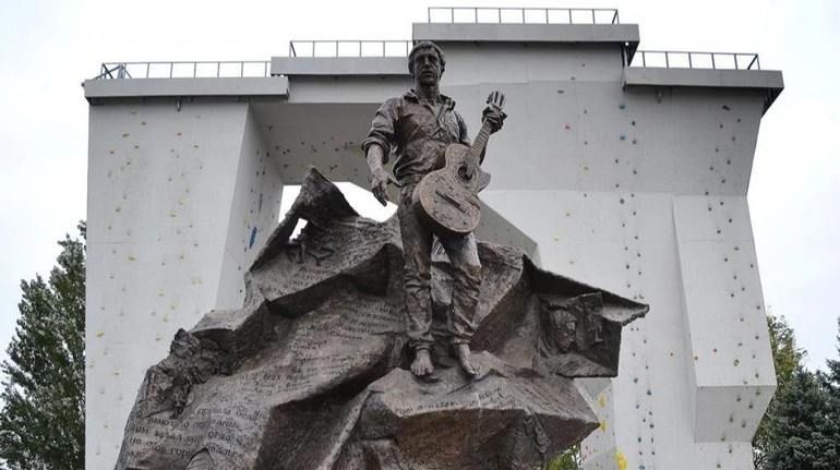 В Харькове не собираются сносить памятник Высоцкому около Дворца Спорта, как того требуют укроактивисты