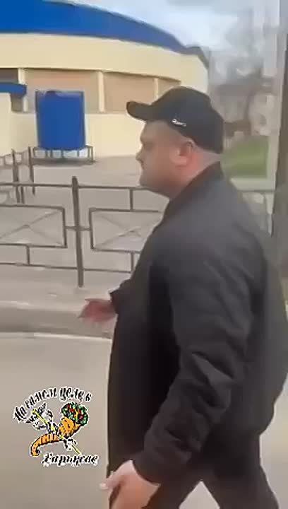 В Марганце один особо "патриотичный херой-атошник" нашёл себе золотую жилу: ищет слабых и беззащитных мужиков, набивает им морды и тащит в ТЦК, как мясную тушу