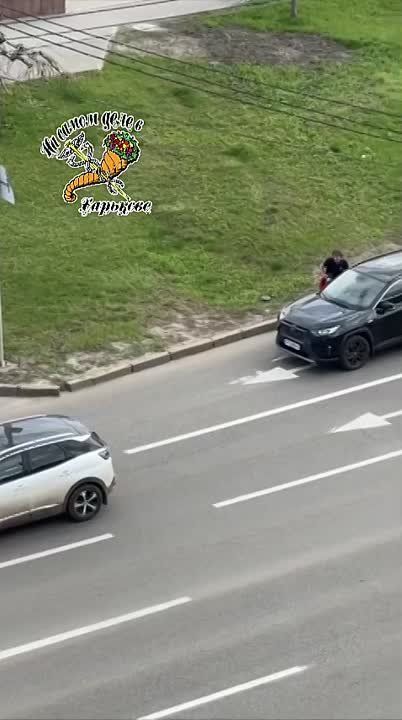 Мужика вытащили из трамвая на Клочковской, за шиворот, ТЦКашники и дали в морду, за то что он не "хочет" видите-ли становиться мясом на фронте ради интересов Зеленского и его банды