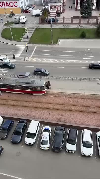 Парень в Харькове вырвался от людоловов и кинулся к автомобилям, чтобы его кто-то увёз, но громадяне решительно продемонстрировали ему единство украинской наssии