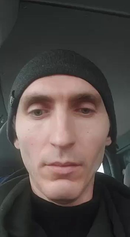 Житель Харькова, которого полицаи остановили на блокпосту и хотели забрать в ТЦК забаррикадировался в своей машине, а они забаррикадировали его