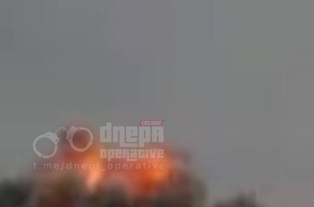 Опубликовано видео прилёта ракеты "Искандер" и продолжающегося подниматься над Днепропетровском дыма от последовавшего за ударом пожара на промпредприятии "Биосфера", как сообщается, активно задействованном в цепочке...
