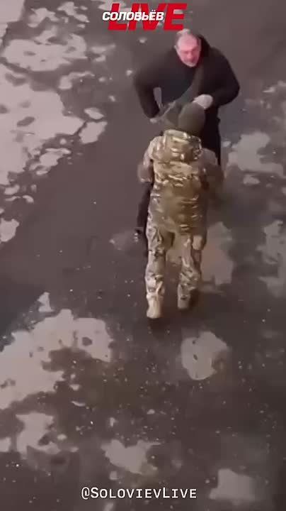 В украинских Telegram-каналах активно распространяются кадры, как утверждается из Харькова, где бывший боевик ВСУ «отказался» от повторной мобилизации