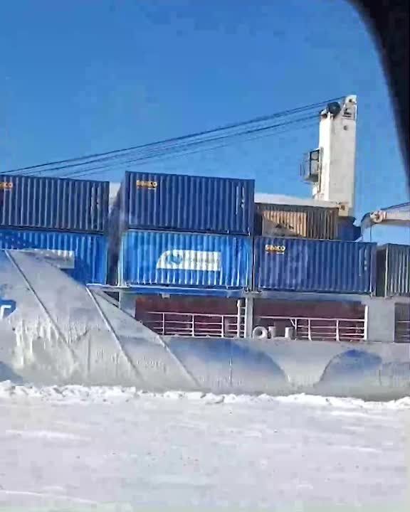 В этой истории собралось великолепное трио — синий корабль, синяя палатка и «синие» рыбаки