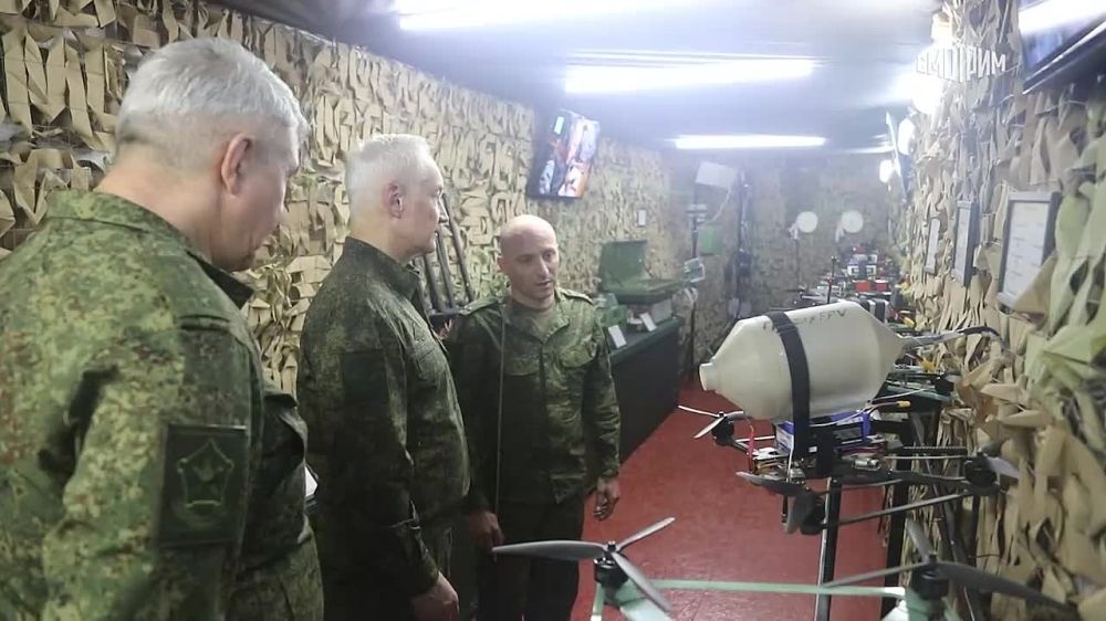 Российские военные с начала года освободили на изюмском направлении 18 населенных пунктов и более 330 кв. км, доложил командующий группировкой "Запад" Сергей Кузовлев министру обороны Андрею Белоусову на пункте управления...