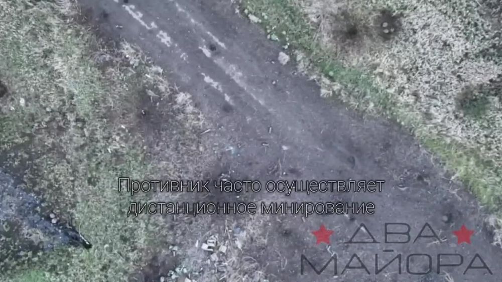 Два майора: Операторы БПЛА 352 мсп при помощи сбросов с дронов производят разминирование дороги, а также уничтожение опорных пунктов противника на Купянском направлении