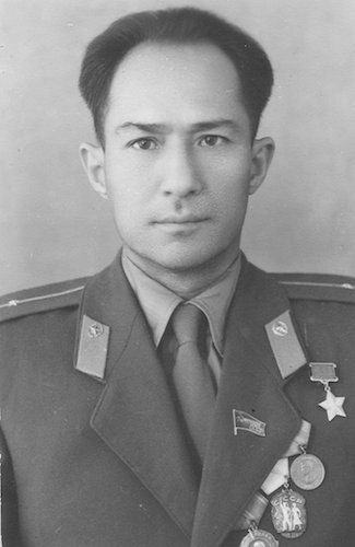 Ходи Исабаевич Кинжаев (7.11.1914 — 24.02.1992) — младший лейтенант РККА, Герой Советского Союза