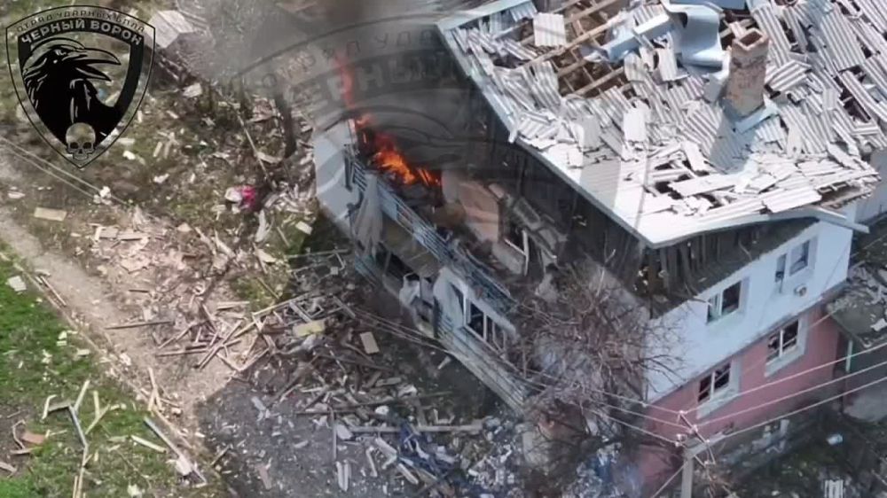 Записки ветерана: Расчет отряда ударных БПЛА "Чёрный ворон" выследил расположение вражеских операторов БПЛА в приграничном населенном пункте в Харьковской области и нанес удар