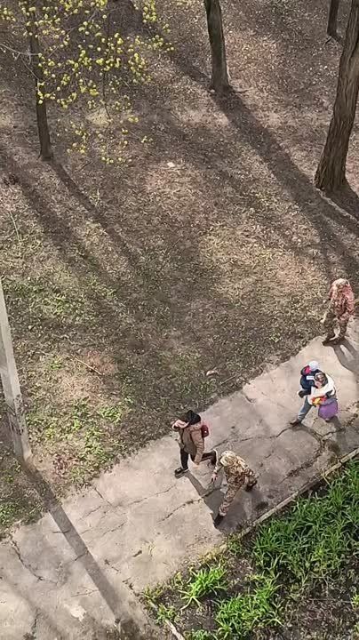 Прохожие сорвали бусификацию ТЦК в Харькове - парня пытались скрутить, но люди не дали