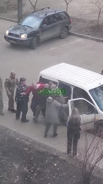 Очередные кадры "добровольной" моГилизации их Харькова