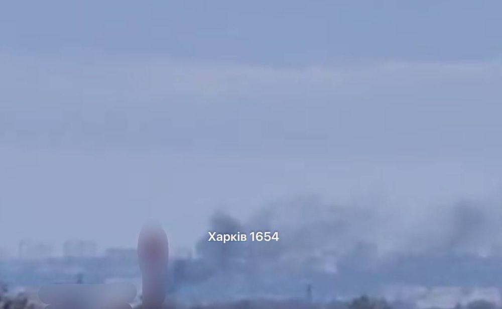 В Харькове утром продолжает гореть пораженное "Геранями" пром.предприятие В Харькове утром продолжает гореть пораженное "Геранями" пром.предприятие