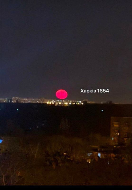 Такую луну сейчас наблюдают харьковчане