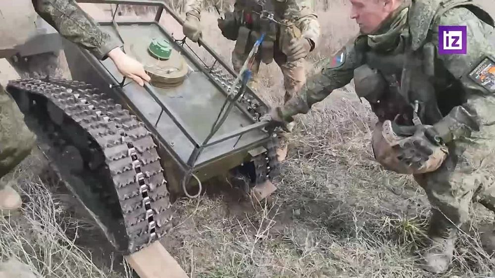 Военные инженеры группировки войск "Запад" уничтожили опорный пункт ВСУ роботом-камикадзе в Харьковской области, сообщили в Минобороны РФ