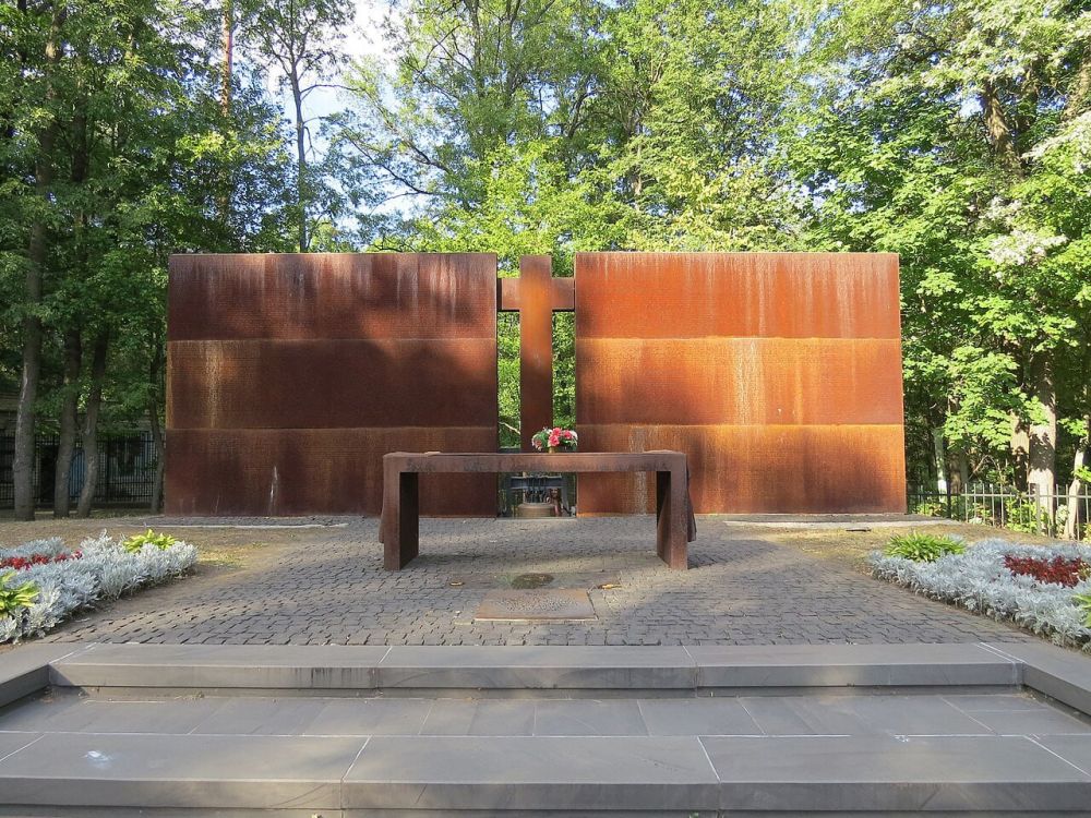 В Харькове в преддверии Пасхи и поминальных дней ограничили доступ к некоторым кладбищам