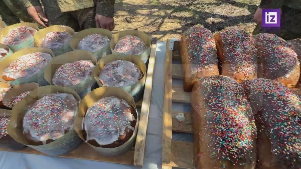 В подземном православном храме группировки войск "Центр" ВС РФ освятили куличи, рассказал корреспондент "Известий" Александр Сафиулин