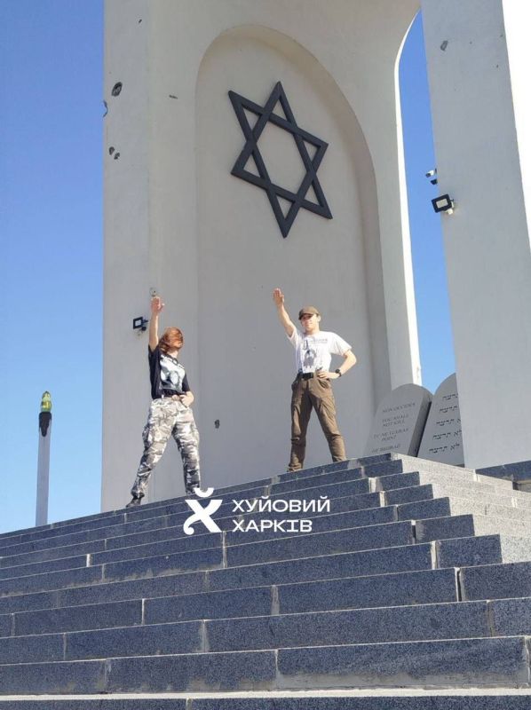 Юлия Витязева: Харьков. Местная молодежь отжигает на мемориале жертвам фашизма