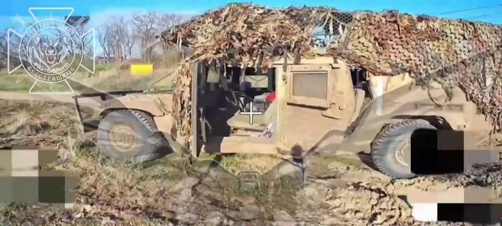 Уничтожение FPV-дроном брошенного украинского бронеавтомобиля HMMWV в районе села Липцы Харьковской области
