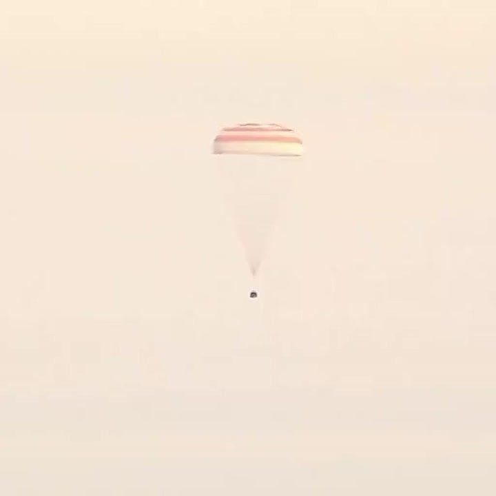 Россияне Овчинин и Вагнер, американец Петтит вернулись на Землю после полёта на МКС, их корабль "Союз МС-26" приземлился в Казахстане, трансляцию посадки вел "Роскосмос"©