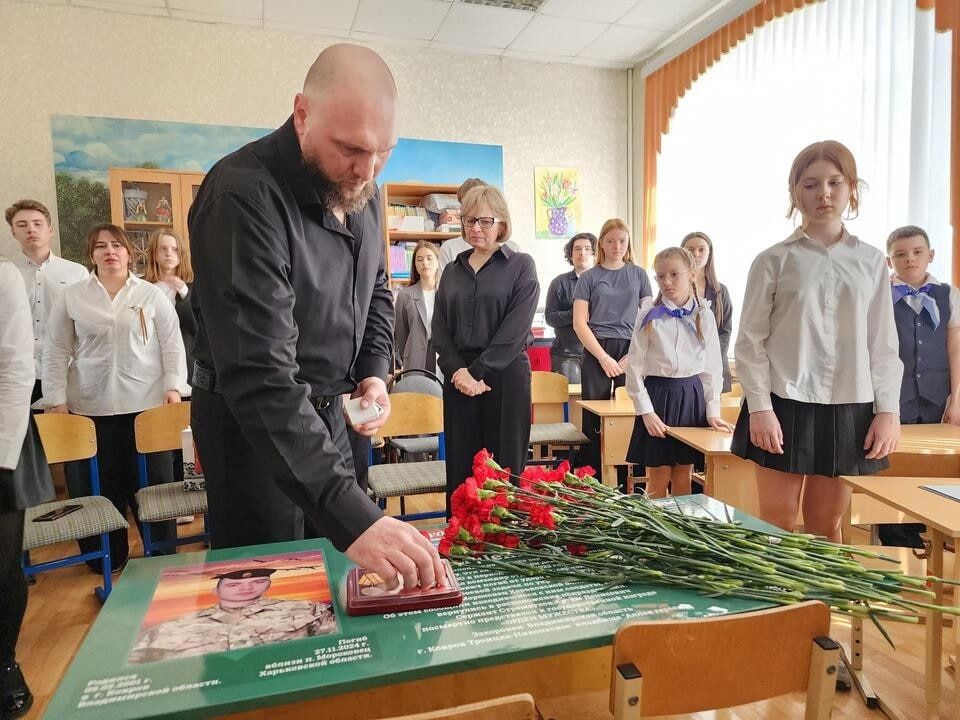 «Парты героев» в честь погибших бойцов СВО открыли в Подмосковье