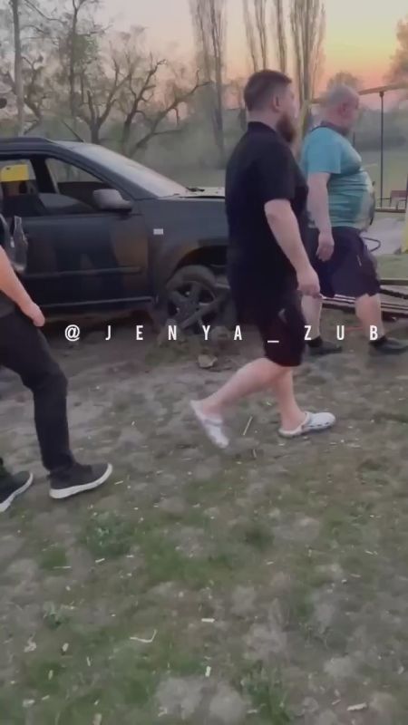 В Удах под Харьковом пьяные ВСУшники въехали в детскую площадку и устроили драку