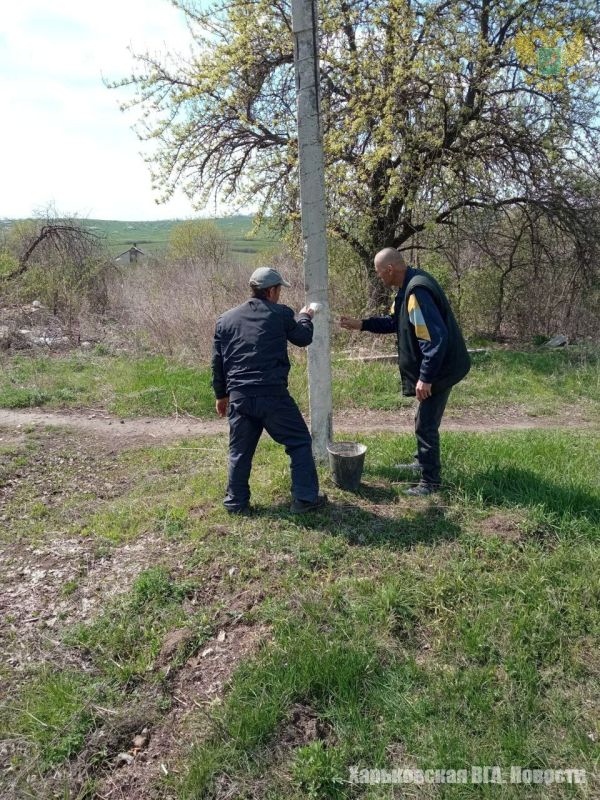 Местные жители освобожденных населенных пунктов Харьковской области выполняют работу по облагораживанию территории возле социальных объектов и памятников воинам, погибшим в годы Великой Отечественной Войны Местные жители освобожденных населенных пунктов Харьковской области выполняют работу по облагораживанию территории возле социальных объектов и памятников воинам, погибшим в годы Великой Отечественной Войны