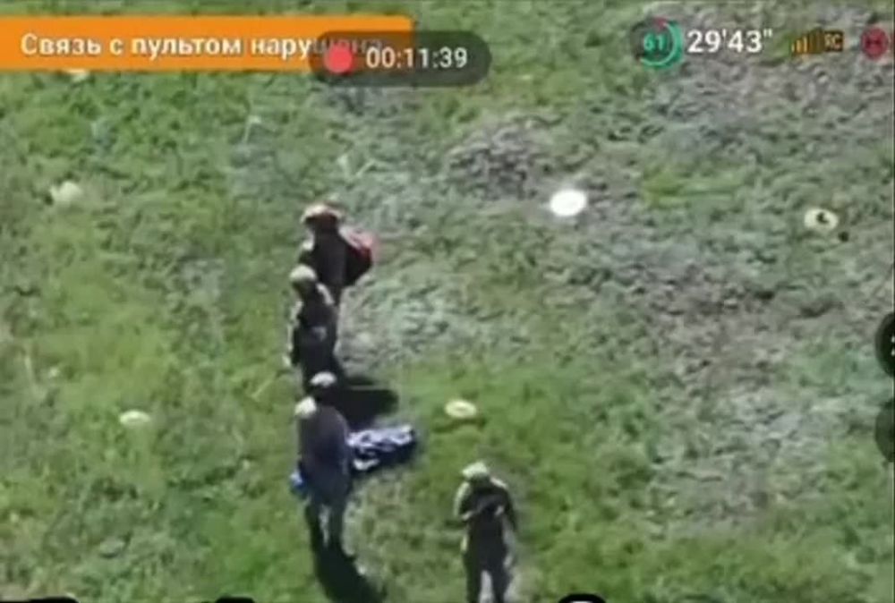 В Сети появилось видео встречи групп эвакуации ВС РФ и ВСУ в серой зоне в Запорожской области во время пасхального перемирия