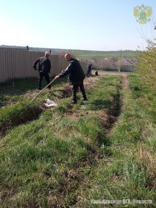 Местные жители освобожденных населенных пунктов Харьковской области выполняют работу по облагораживанию территории возле социальных объектов и памятников воинам, погибшим в годы Великой Отечественной Войны