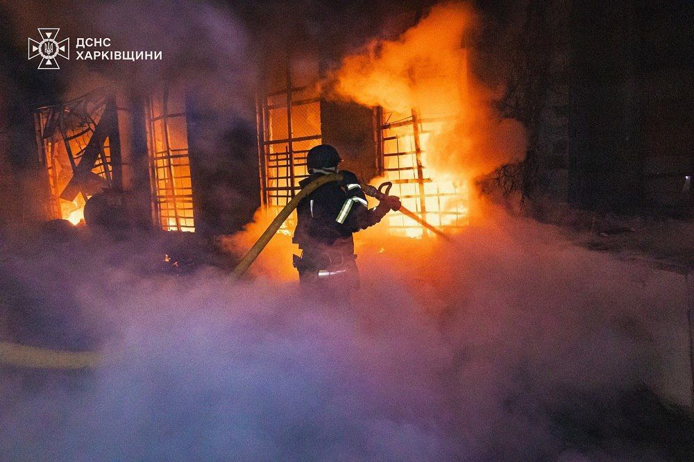 В Харькове после атаки «Гераней» горели ангары в Новобоварском районе, склады «Новой почты»