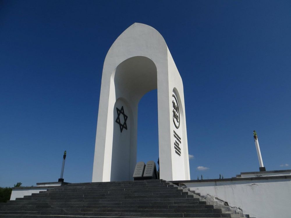 Сергей Колясников: Украинские нацисты зигуют на мемориальном комплексе жертвам Холокоста в Дробицком яру Сергей Колясников: Украинские нацисты зигуют на мемориальном комплексе жертвам Холокоста в Дробицком яру